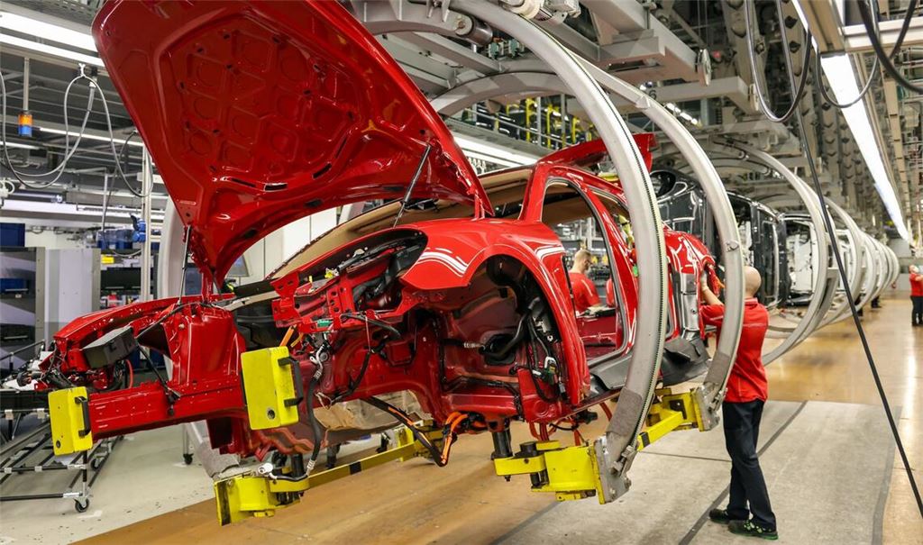 Allein in der Autobranche wurden innerhalb eines Jahres netto rund 51.500 Jobs. (Symbolbild)