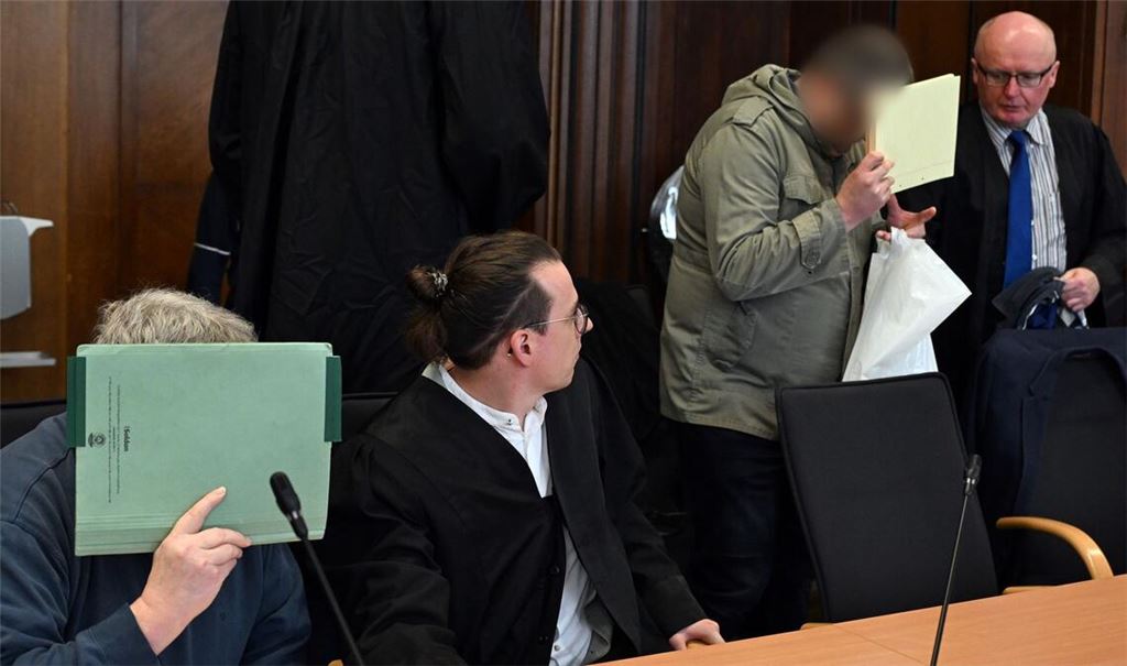 Allein in der Wohnung eines der Männer wurden laut Anklage rund 75.000 kinderpornografische Bilddateien gefunden.