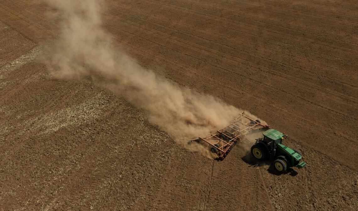Allen O'Neal pflügt sein Feld und bereitet sich auf die Anpflanzung von Baumwolle in der Nähe von Quanah in einer Dürreperiode vor.