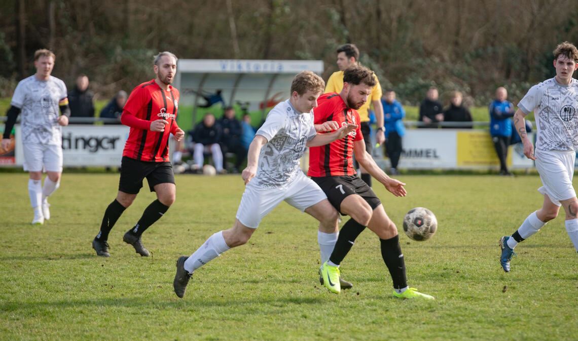 Aller Kampf hilft der ersatzgeschwächten Viktoria (weißer Dress) nichts. Birkenfeld nimmt mit einem 5:2 alle drei Zähler mit. Foto: Fotomoment