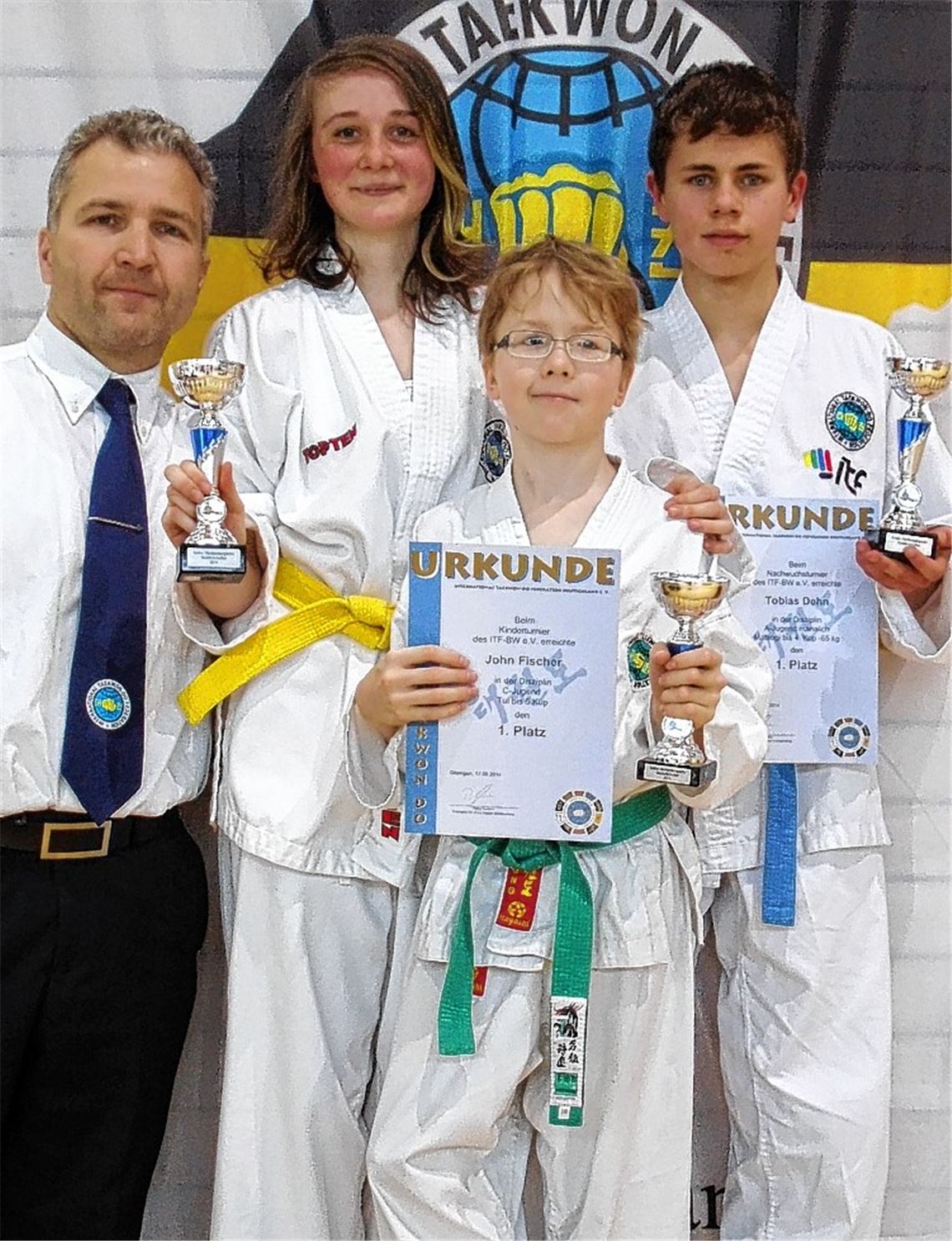 Alles Meister: John Fischer (vorne), Leonie Schniering und Tobias Dehn mit Trainer Peter Fischer. Foto: privat
