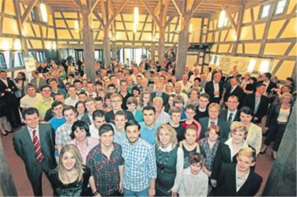 Alles Sieger: Am Ehrungsabend des Mühlacker Tagblatt zum Abschluss der Wahl der Sportler des Jahres treffen sich die Könner der verschiedensten Sparten und Disziplinen in der historischen Kelter in Ötisheim. Erstmals fand die traditionsreiche Veranstaltung unserer Zeitung in der Nachbargemeinde statt, nachdem der Uhlandbau wegen der Sanierung nicht zur Verfügung steht. 
Foto: Tilo Keller