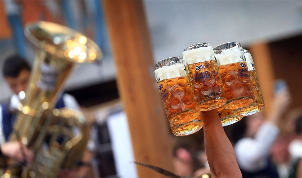 Alles ändert sich, sogar auf dem Oktoberfst: Eine Bedienung trägt im Hacker-Pschorr-Festzelt auf dem Oktoberfest mehrere Maßkrüge.