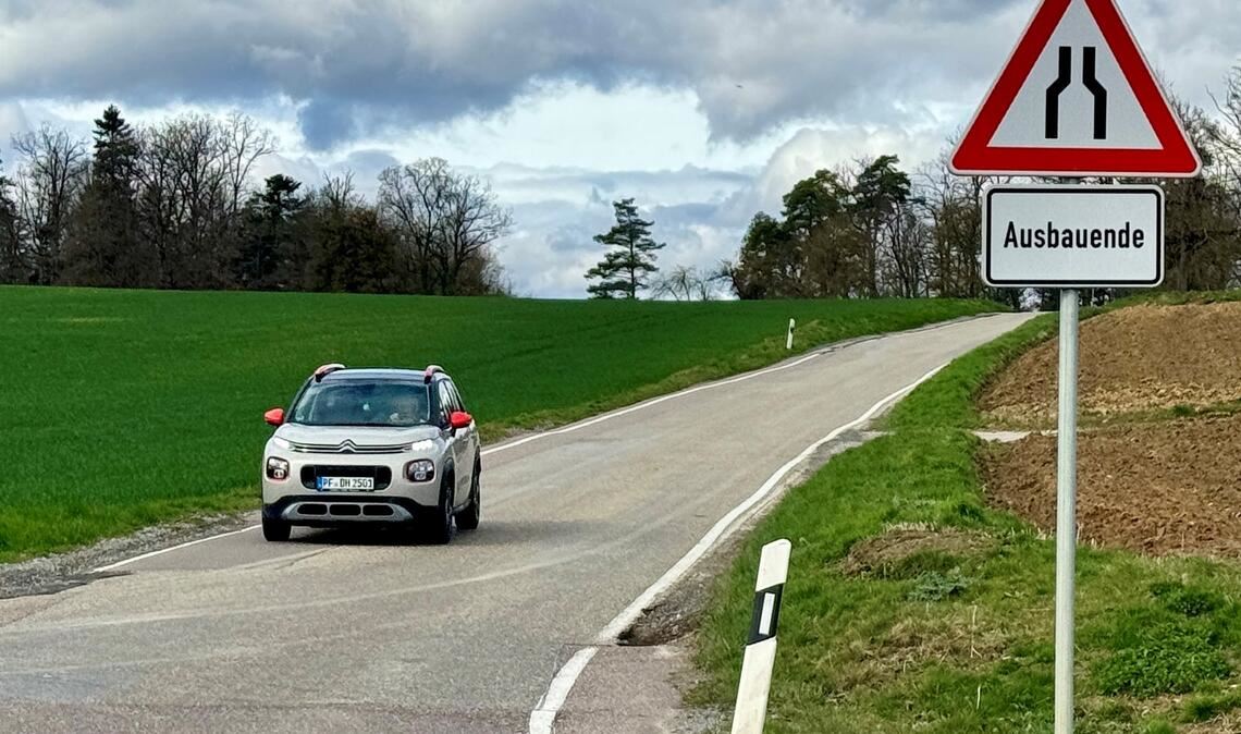 Alles andere als eine Hochgeschwindigkeitsstrecke ist die schmale Kreisstraße zwischen Mönsheim und Porsche. Ihr Ausbau verschlingt sieben Millionen Euro. Fotos: Goertz