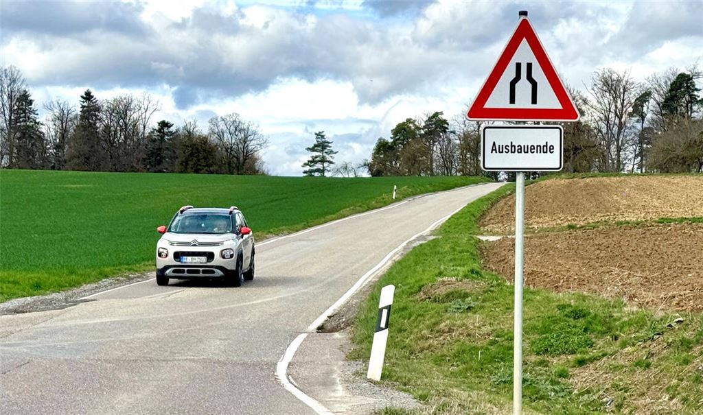 Alles andere als eine Hochgeschwindigkeitsstrecke ist die schmale Kreisstraße zwischen Mönsheim und dem Porsche-Entwicklungszentrum. Archivfoto: Goertz