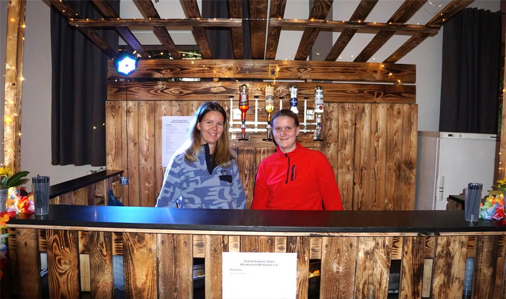 Alles bereit für den feierlichen Sommerausklang: Vanessa Dietz (li.) und Jessica Kraft erwarten an der Strandbar die jungen Gäste. Foto: Bastian