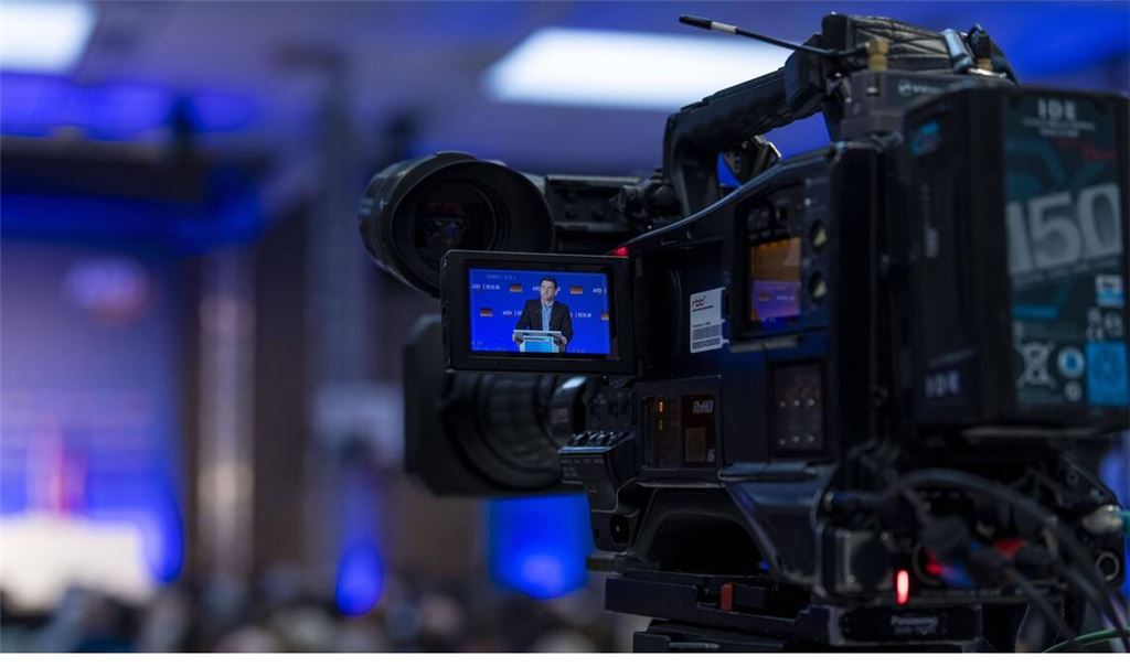 Alles blau? Ein Dienstleister aus dem Umfeld der AfD wird das Streitgespräch streamen.