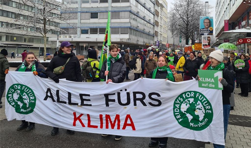Alles fürs Klima: Rund 150 Teilnehmende demonstrieren mit Fridays for Future Pforzheim für den Klimaschutz. Foto: Metzbaur