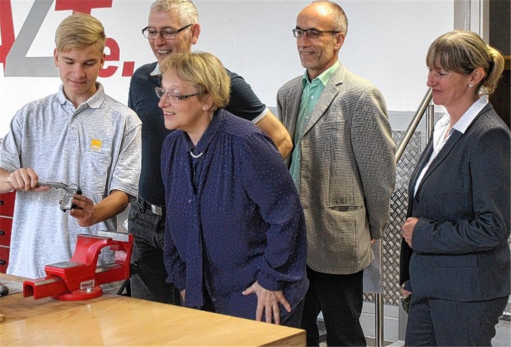 Alles genau im Blick: Die Regierungspräsidentin des Regierungsbezirks Karlsruhe, Nicolette Kressl (Mitte), besucht Sternenfels, um sich über die Entwicklung der Gemeinde zu informieren. Auf unserem Bild schaut sie sich im TeleGIS-Innovationscenter um. 