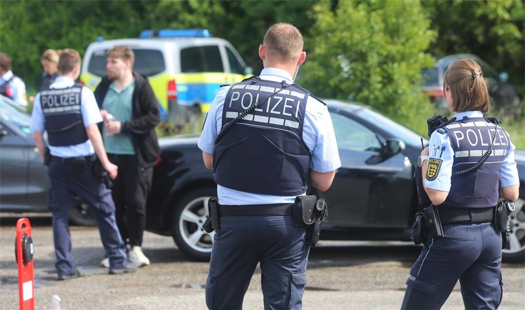 Alles im Blick haben die Einsatzkräfte der Polizei bei der großen Drogenkontrolle auf dem Pendlerparkplatz an der Anschlussstelle „Pforzheim-Nord“. Fotos: Schüller