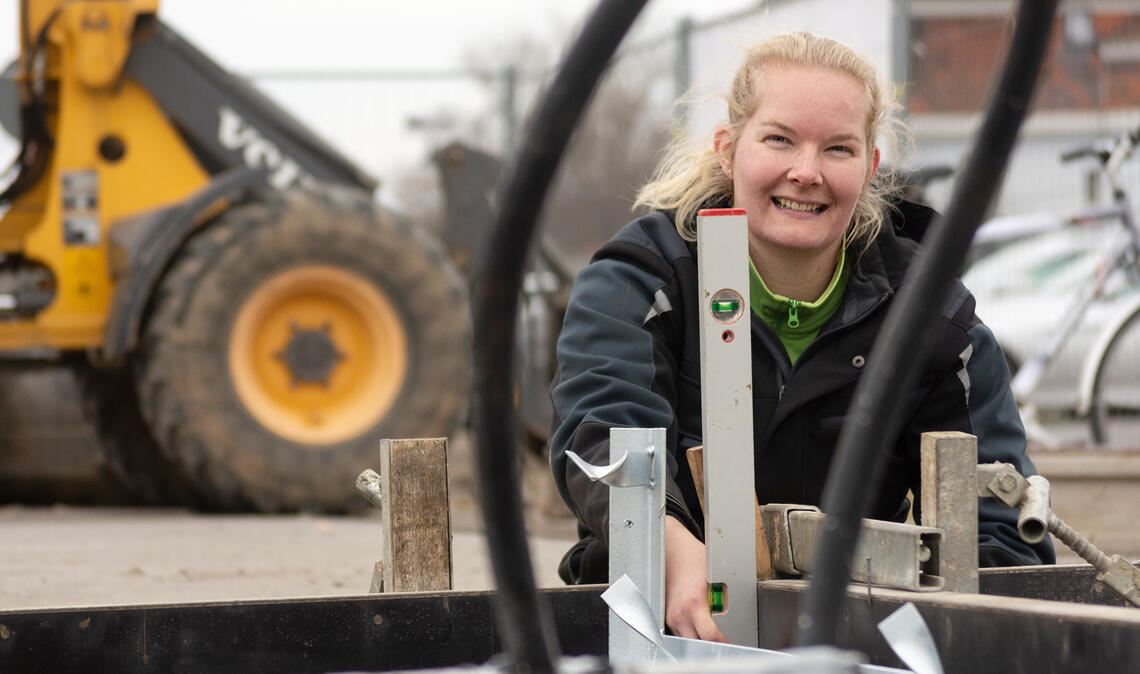 Alles im Lot! Jule Janson bereitet die Bodenplatte für das künftige Fahrradparkhaus am Mühlacker Bahnhof vor, die am Donnerstag betoniert werden soll. Fotos: Fotomoment