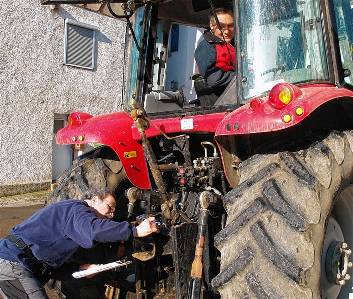 Alles in Ordnung? Francesco Leonardi checkt die Anhängerkupplung