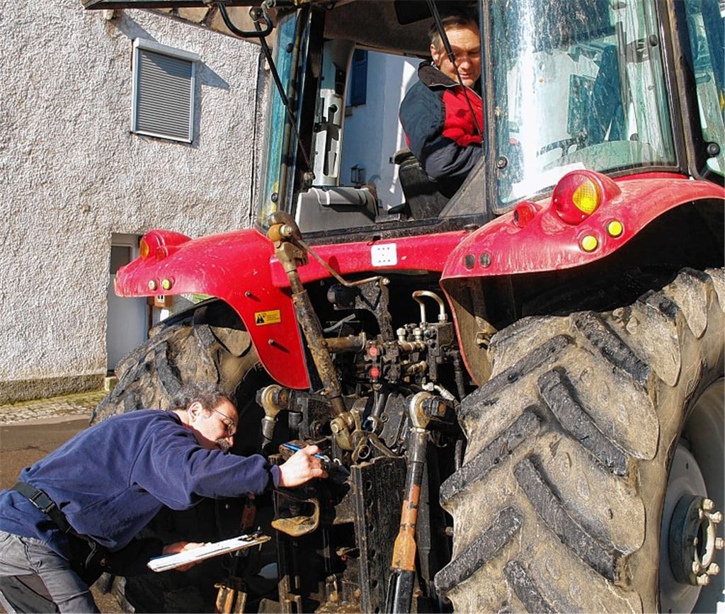 Alles in Ordnung? Francesco Leonardi checkt die Anhängerkupplung