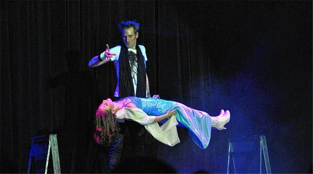 Alles in der Schwebe: Nach 15 Veranstaltungen in 14 Jahren – 2002 fanden zusätzlich die Süddeutschen Meisterschaften in Mühlacker statt – macht Jürgen F. Heinz, der Organisator der „Magie im Mühlehof“, im kommenden Jahr Pause, um die weiteren Entwicklungen abzuwarten. Die Kindervorstellung soll dagegen stattfinden; entweder im Gottlob-Frick-Saal oder aber im Uhlandbau.Archivfoto: Stahlfeld