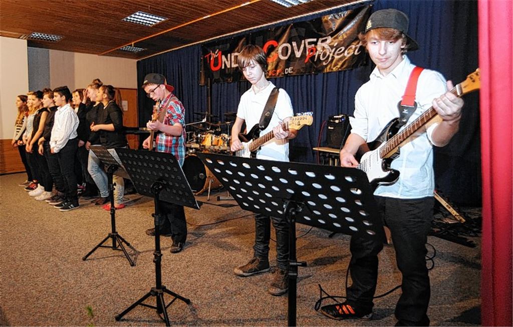 Alles klappt: Sebastian Nehr, Dustin Frick und André Pires (v. re.) sammeln mit der Schulband „Chilly Friday“ und gemeinsam mit dem Schulchor erste Erfahrungen auf der Bühne.