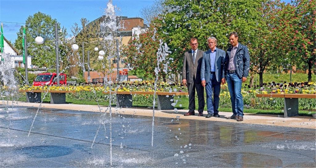 Alles klar am Fontänenplatz der Stadtwerke: Oberbürgermeister Frank Schneider (v. li.), Stadtwerke-Chef Jürgen Meeh und Abteilungsleiter Frederik Trockel begutachten den Probelauf. Fotos: Goertz