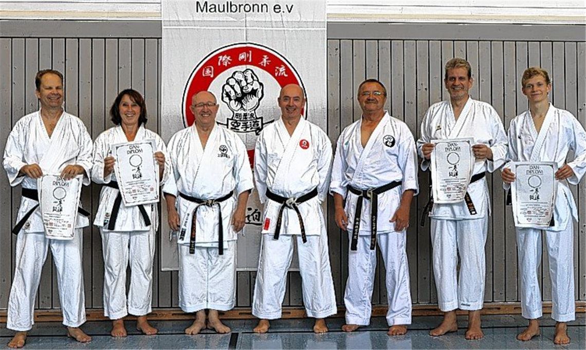 Karateka bestehen Dan-Prüfungen