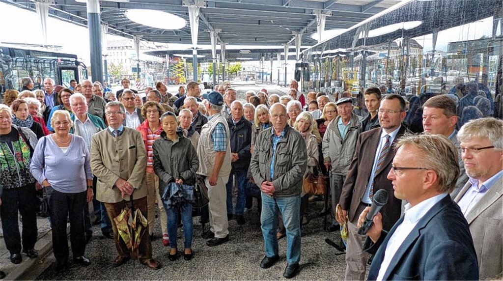 Alles neu, alles zentral am neuen zentralen Omnibusbahnhof. Da strahlt Oberbürgermeister Gert Hager (4. v. re.) angesichts eines „großen Wurfs“. Foto: Roth