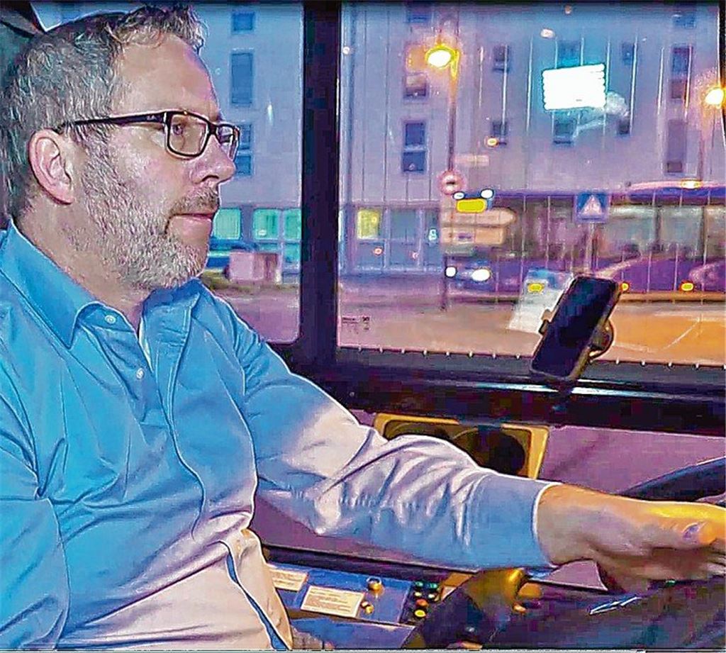 Die Masse starrt schweigend aufs Handy