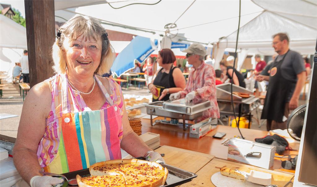 „Alles selbst gebacken“, betont Elvira Gulden beim Backhausfest der Skiabteilung des TSV Großglattbach. Foto: Fotomoment