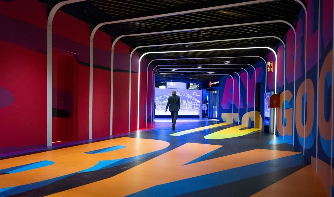 Alles so bunt hier: Blick in einen Gang im neuen Terminal 3 des Flughafens Frankfurt.