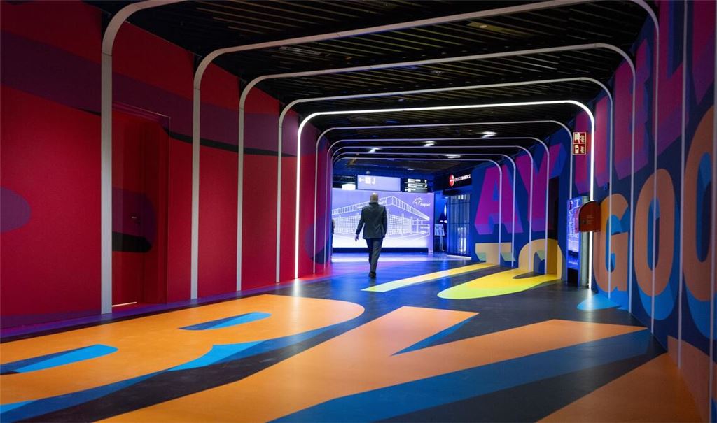 Alles so bunt hier: Blick in einen Gang im neuen Terminal 3 des Flughafens Frankfurt.