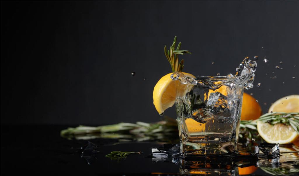 Alles über die Zutaten und Prozesse der Gin Herstellung.