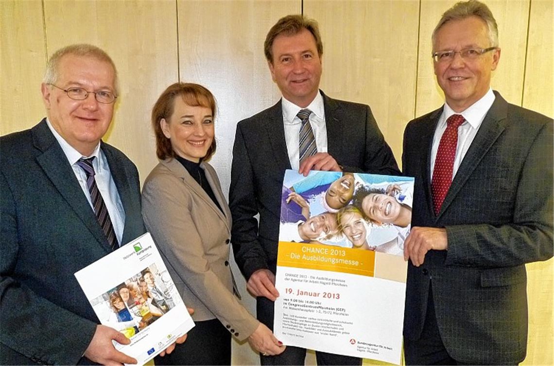 Alles unter Dach und Fach für die Ausbildungsmesse „Chance 2013“ (v. li.): Matthias Baumann (Leiter Regionalbüro berufliche Fortbildung), seine Vorgängerin Tanja Traub, Martin Keppler (Vorsitzender Netzwerk berufliche Fortbildung) und Jürgen Schwab (Vorsitzender Geschäftsführung Agentur für Arbeit Nagold-Pforzheim).