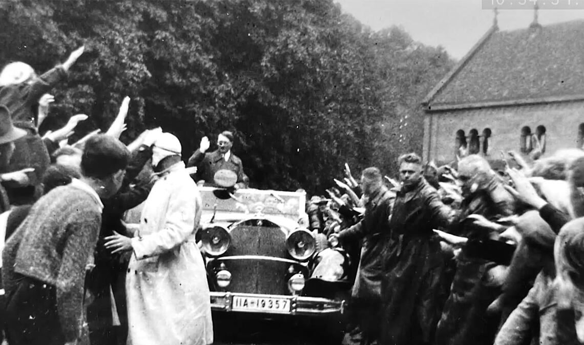 TV-Doku: Regisseur will Debatte anstoßen – auch in Maulbronn Allgemeine Begeisterung schlägt dem „Führer“ Adolf Hitler entgegen, als er 1935 Maulbronn und dem Kloster einen Besuch abstattet. Fotos: Screenshots/Stadtarchiv Maulbronn