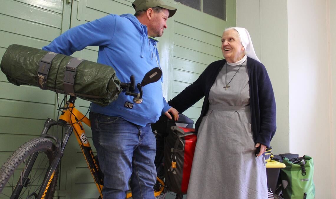 Alltag in der Theodosiusstube: Schwester Robertina und ihr Assistent –  der Radreisende Mario