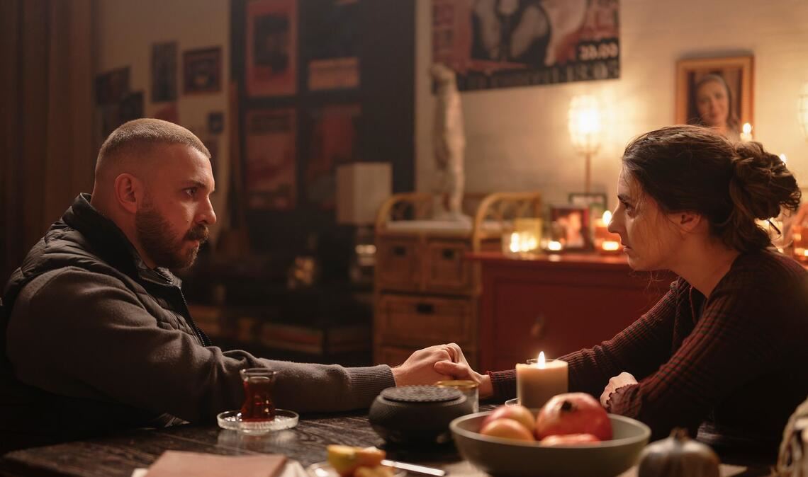 Almila Adak (Seyneb Saleh) bittet Kulina um Hilfe.