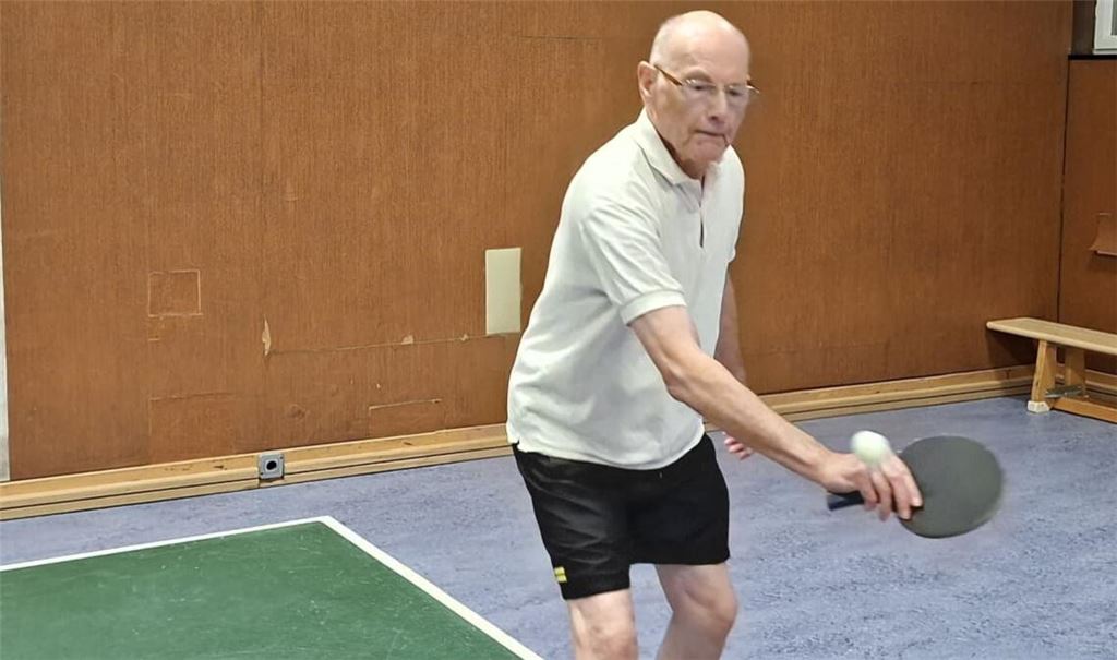 Alois Kappus steht mit 90 Jahren noch regelmäßig an der Tischtennisplatte.