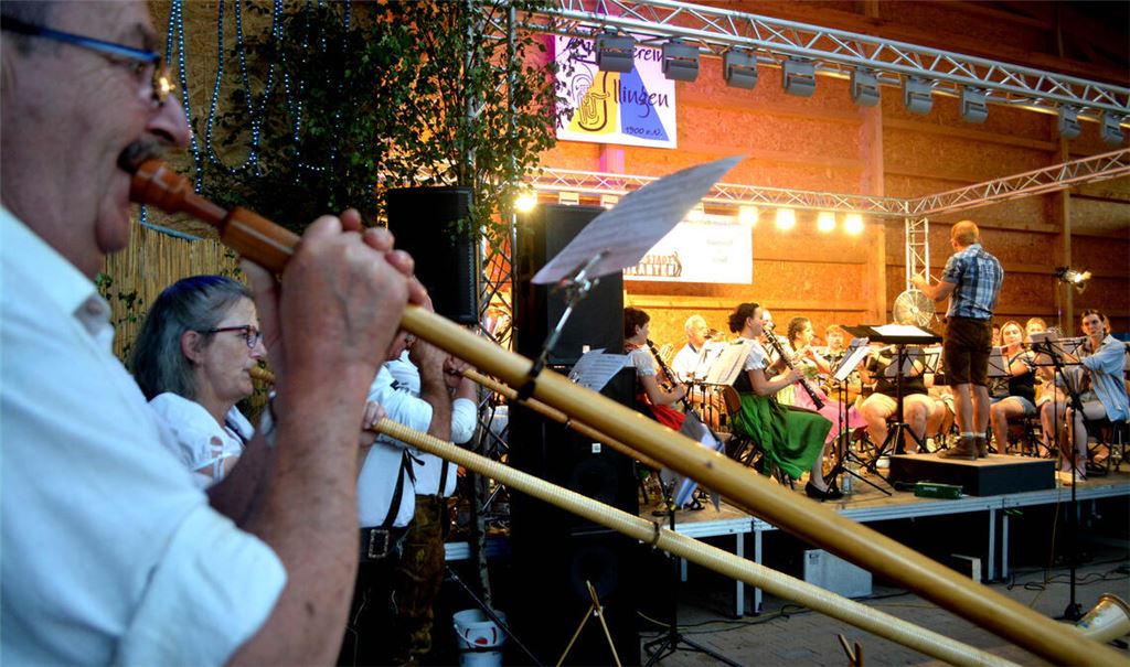 Alphornbläser bereichern den Auftritt des Musikvereins beim Scheunenfest. Fotos: Stahlfeld