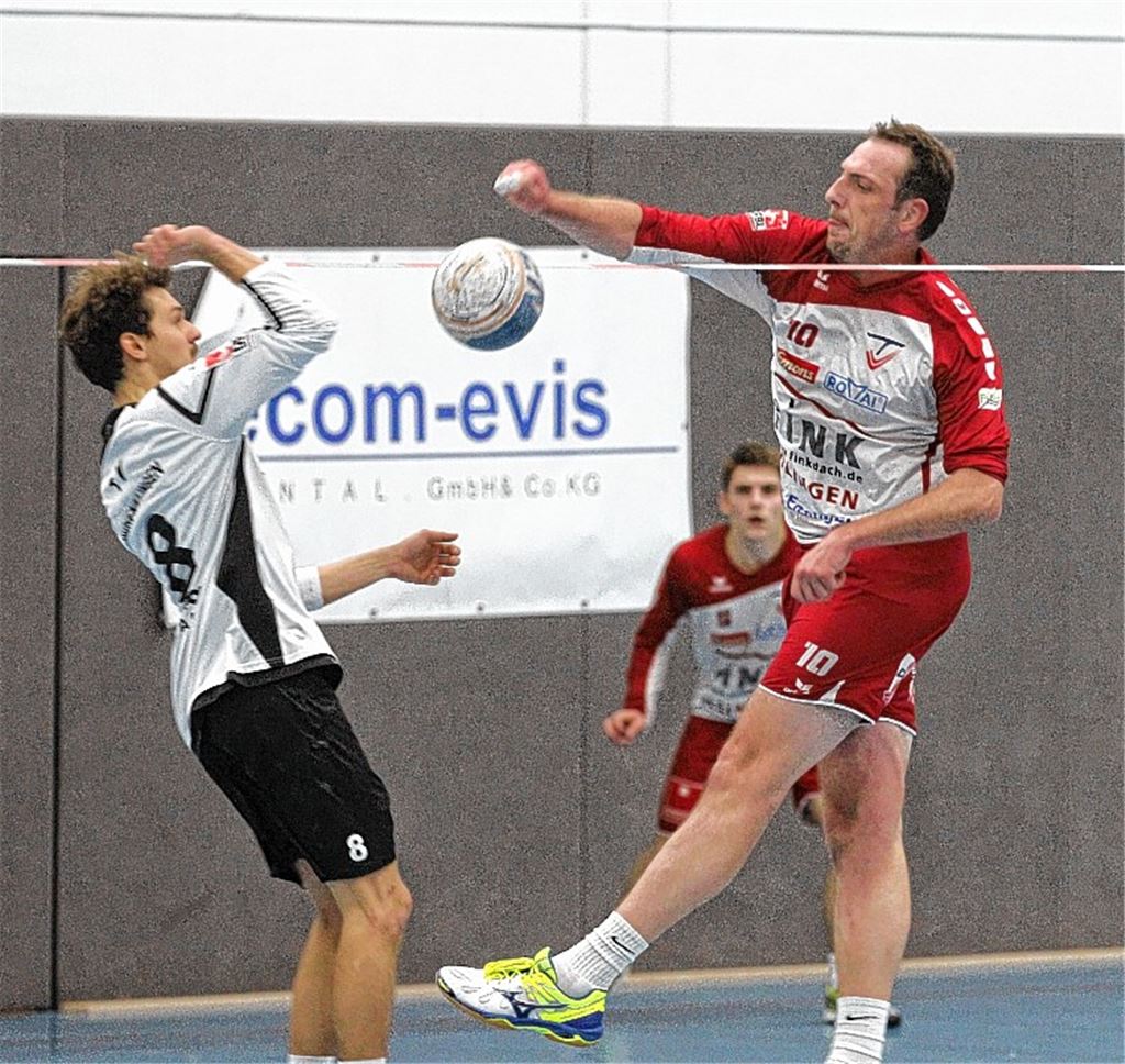 Als Angreifer und Verteidiger gefordert: Bastian Dangel (li.) vom TV Hohenklingen. Nachreiner