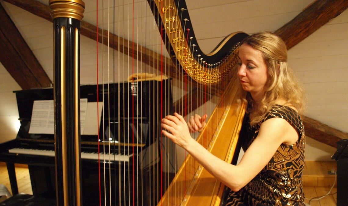 Harfenistin erzeugt zauberhafte Klänge Als Ausnahmekünstlerin an der Harfe präsentiert sich Emilie Jaulmes und begeistert mit ihrem virtuosen Spiel das Publikum im Schloss Mühlhausen. Foto: Filitz