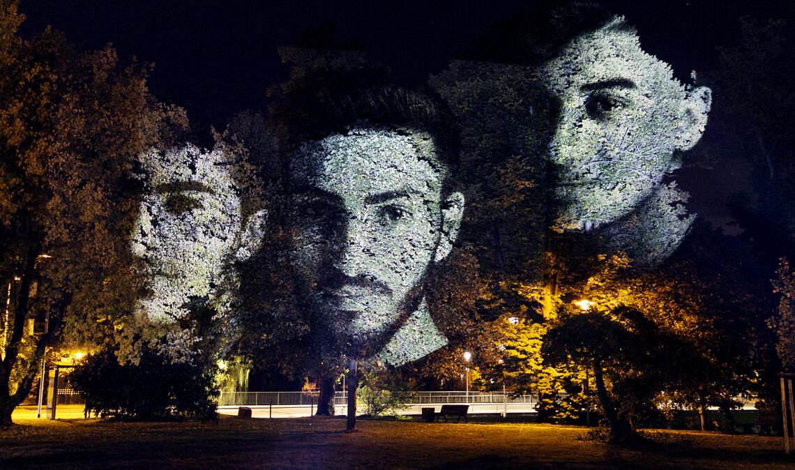 Als „Baumprinzen“ haben Fotos jesidischer junger Leute 2018 die Blicke in Pforzheim auf sich gezogen. Die Porträts sind jetzt Teil der Schau „Ortszeit“. Fotos: The Artpole