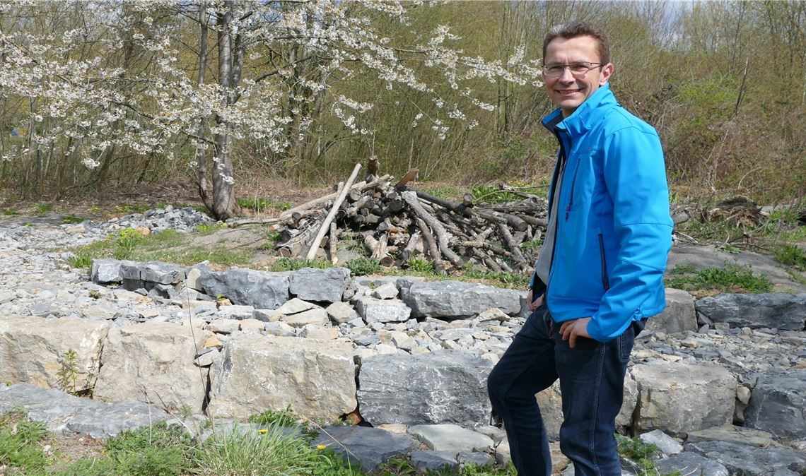Als „Biodiversitäts-Oase“ bezeichnet Professor Martin Hasselmann von der Initiative „Mühlacker summt!“ das bienen- und insektenfreundlich angelegte Klotzberg-Areal am Friedhof. Fotos: Weimper, Archiv