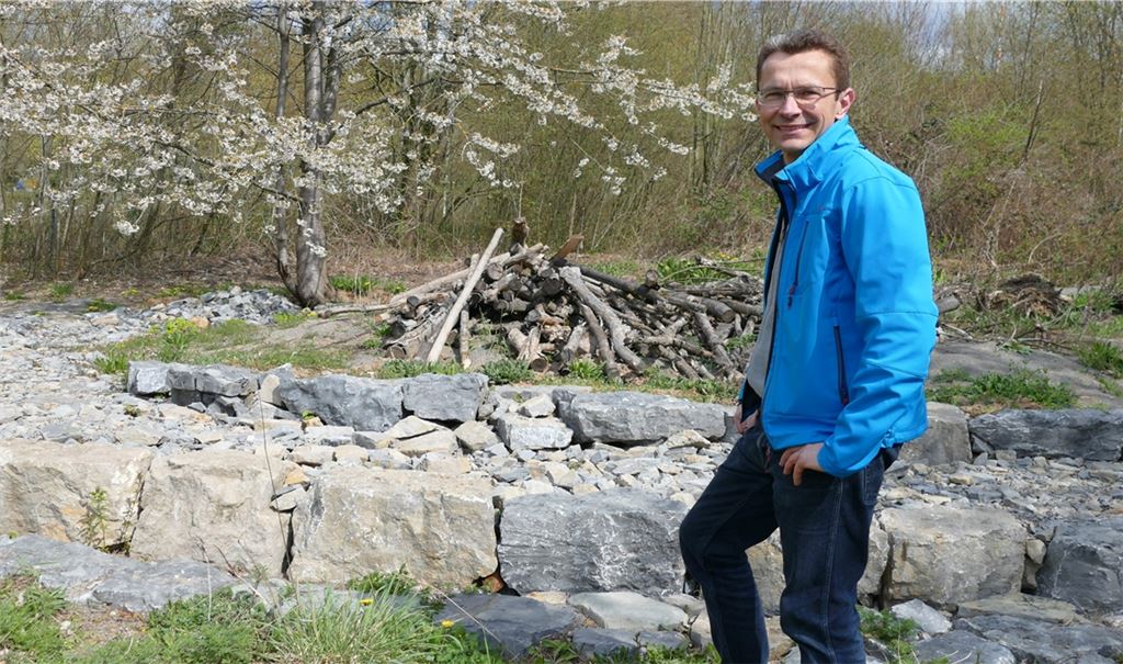 Als „Biodiversitäts-Oase“ bezeichnet Professor Martin Hasselmann von der Initiative „Mühlacker summt!“ das bienen- und insektenfreundlich angelegte Klotzberg-Areal am Friedhof. Fotos: Weimper, Archiv