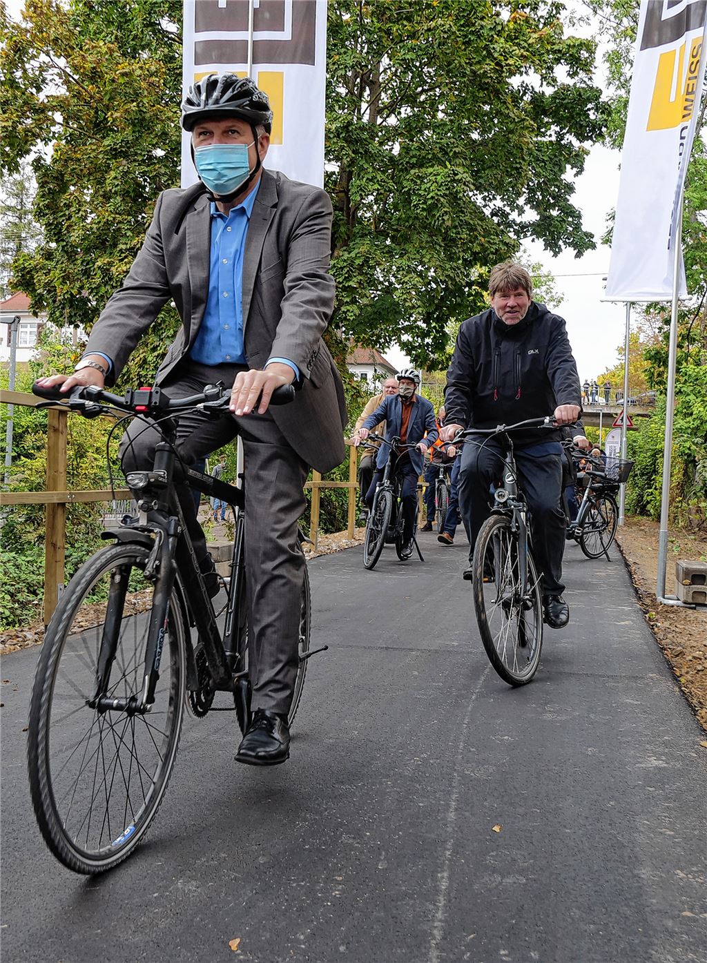 Als Erste gehen OB Gerd Maisch (vorne) und der Landtagsabgeordnete Markus Rösler auf die Strecke.