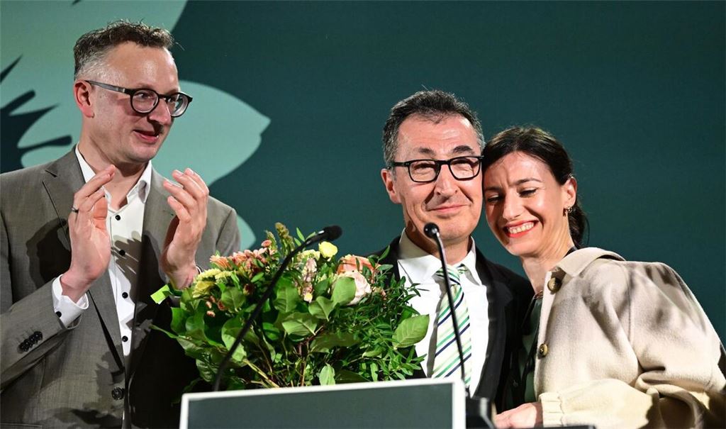 Als Fraktionschef darf Andreas Schwarz (links) dem künftigen Ministerpräsidenten Cem Özdemir (hier mit seiner Frau Flavia) nicht nur zujubeln, er muss ihn auch kritisch beraten.