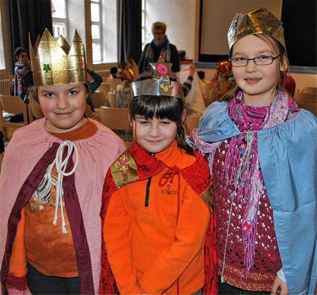 Als Heilige Drei Könige unterwegs: Antonia (v.li.), Lisa und Helena. Gemeindereferentin Patricia Engling (Bild re.) organisiert die Sternsingeraktion in Mühlacker.Fotos: Stahlfeld