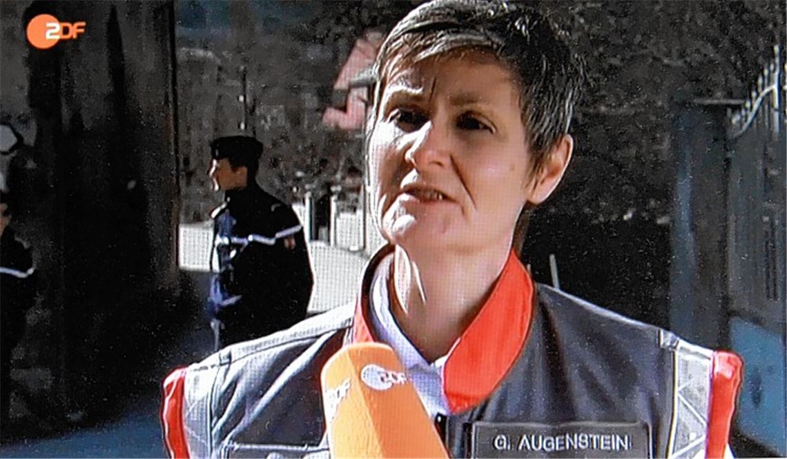 Als Helferin in Südfrankreich war Gudrun Augenstein eine gefragte Ansprechpartnerin der Medien: Hier gibt sie dem ZDF ein Interview.