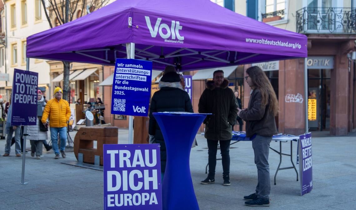 Als Kleinpartei muss Volt Unterschriften sammeln, um zu Wahlen zugelassen zu werden.