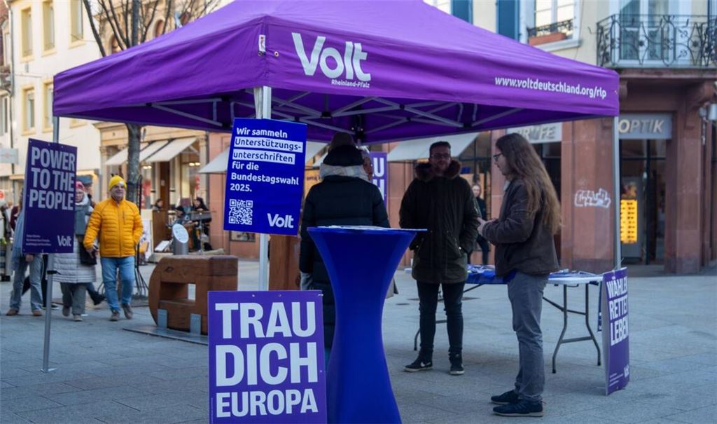 Als Kleinpartei muss Volt Unterschriften sammeln, um zu Wahlen zugelassen zu werden.