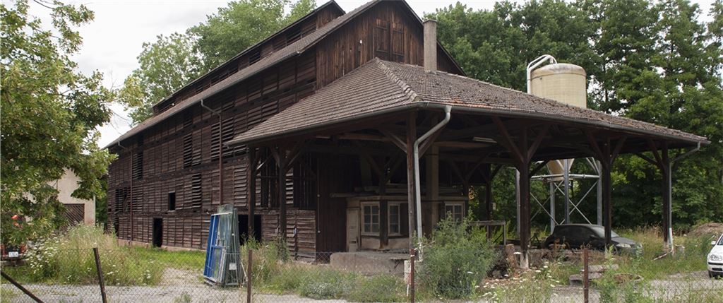 Als Knittlingen noch eine Hochburg der Tabakproduktion war, war der Trockenschuppen unverzichtbar. Heute ist noch unklar, ob das Gebäude erhalten wird. Archivfoto: Fotomoment