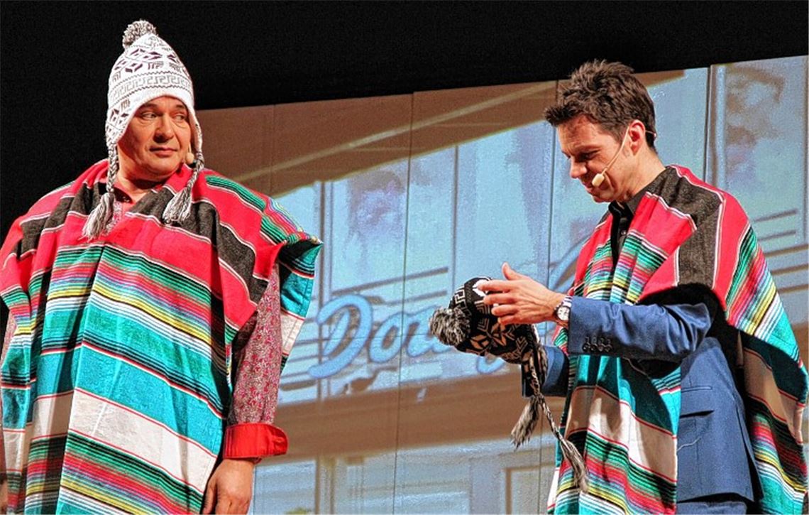 Als „Panflötenterroristen“ treten Sascha Zeus (li.) und Michael Wirbitzky irgendwo auf, denn die Fußgängerzonen sehen überall gleich aus.Foto: Susanne Roth