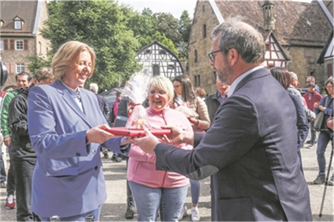 Bundestagspräsidentin in Maulbronn: Hoher Besuch ist begeistert vom Kloster Als Präsent überreicht Bürgermeister Andreas Felchle unter anderem eine kleine Maulesel-Figur aus Sandstein. Als Gastgeberin der Stippvisite fungiert die SPD-Abgeordnete Katja Mast (Mitte), die ihre Parteifreundin in den Enzkreis eingeladen hatte. Foto: Willimek