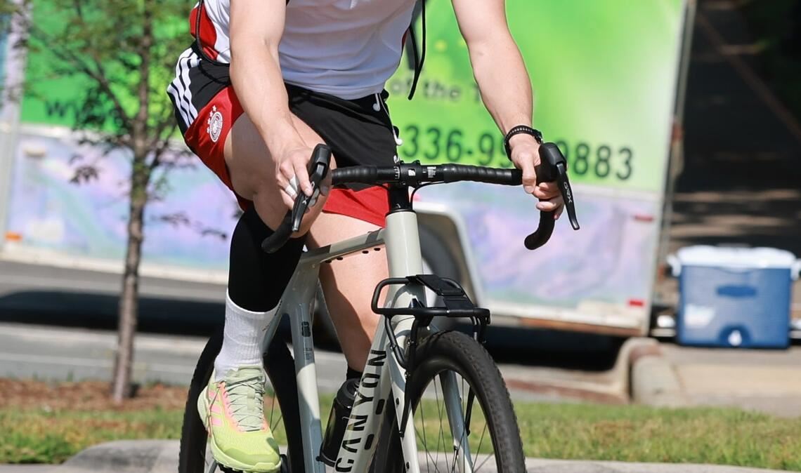 Als Radfahrer zum Training unterwegs: Manuel Neuer ist bereit für sein Comeback im DFB-Tor.