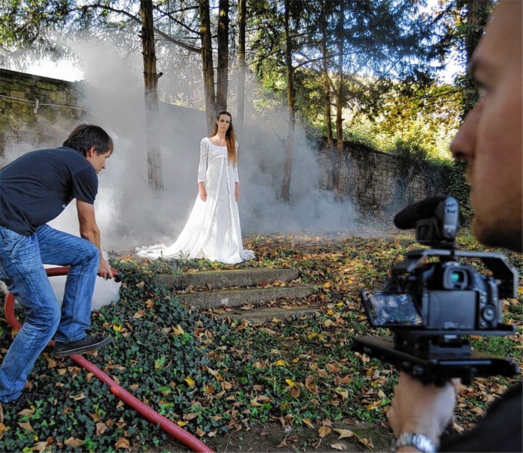 Als Sängerin der Gothic-Metal-Band Coronatus spielt Anny Maleyes eine Elfe.