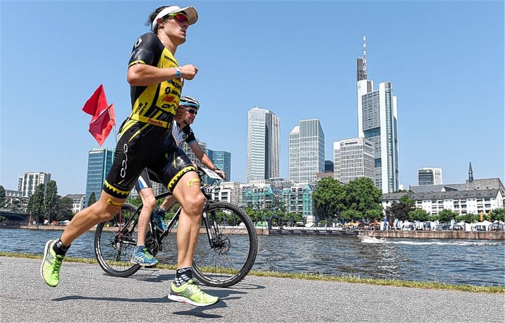 Als Sebastian Kienle auf der Marathonstrecke in Frankfurt erkennt, dass er den Führenden nicht erreichen kann, sichert er Platz zwei ab.